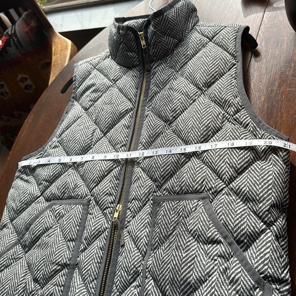 L J. Crew Women’s down herringbone ‘Excursion’ vest. Grey & white/grey trim. EUC - Picture 6 of 15
